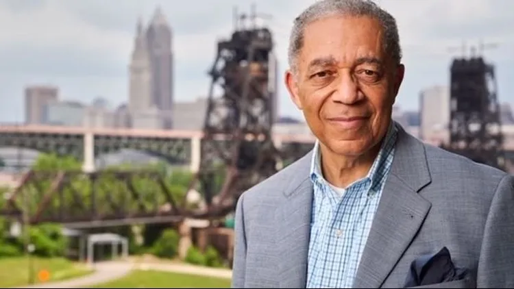 Headshot of Leon Bibb.