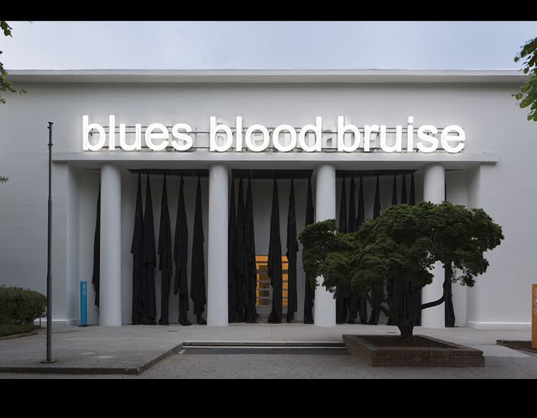 A Small Band (detail), 2015. Glenn Ligon (American, b. 1960). neon and paint, approx. 189 x 202.5 cm. Courtesy the artist; Thomas Dane Gallery, London; Luhring Augustine, New York; Regen Projects, Los Angeles. Photograph Credit: Roberto Marossi