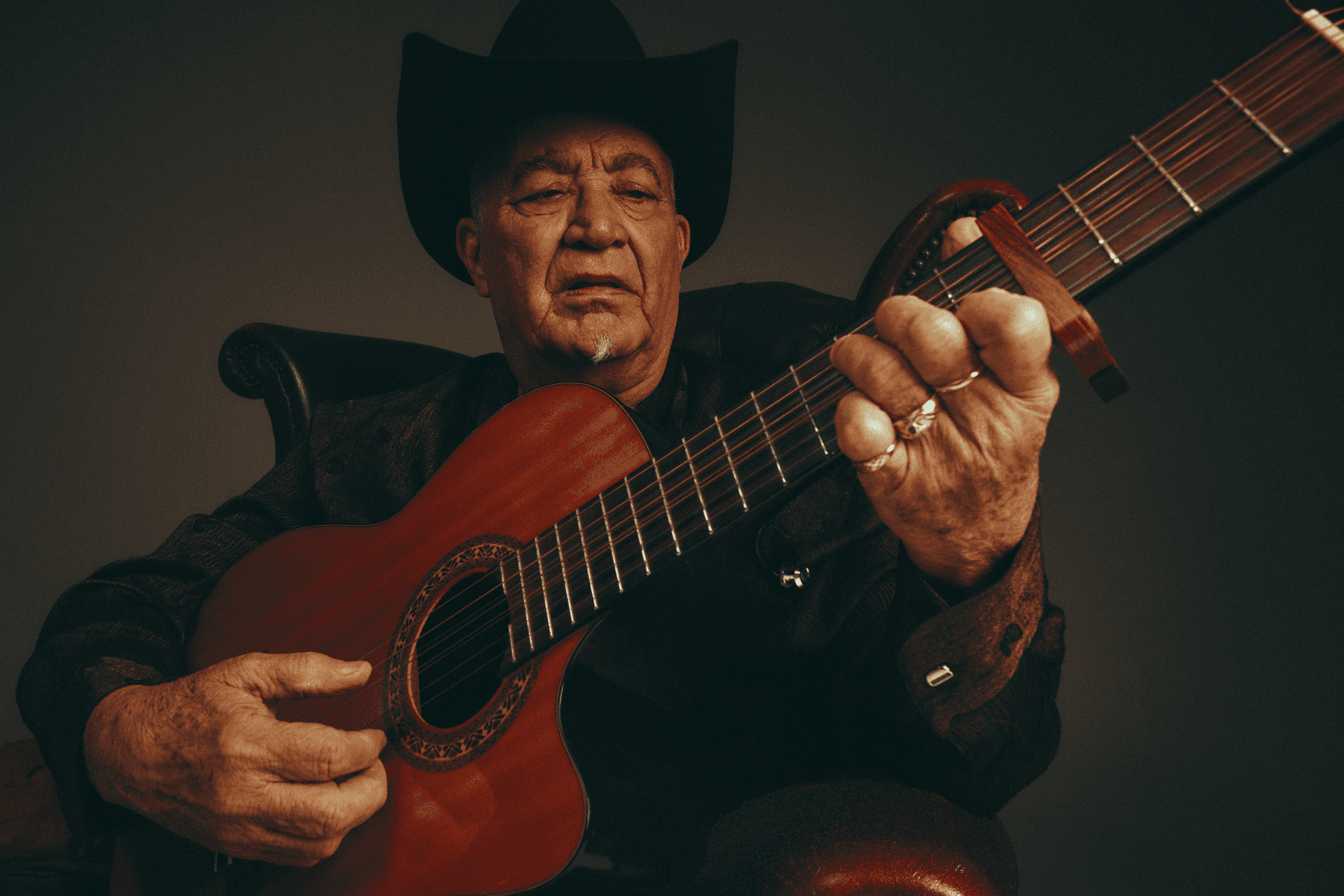 Eliades Ochoa playing a guitar