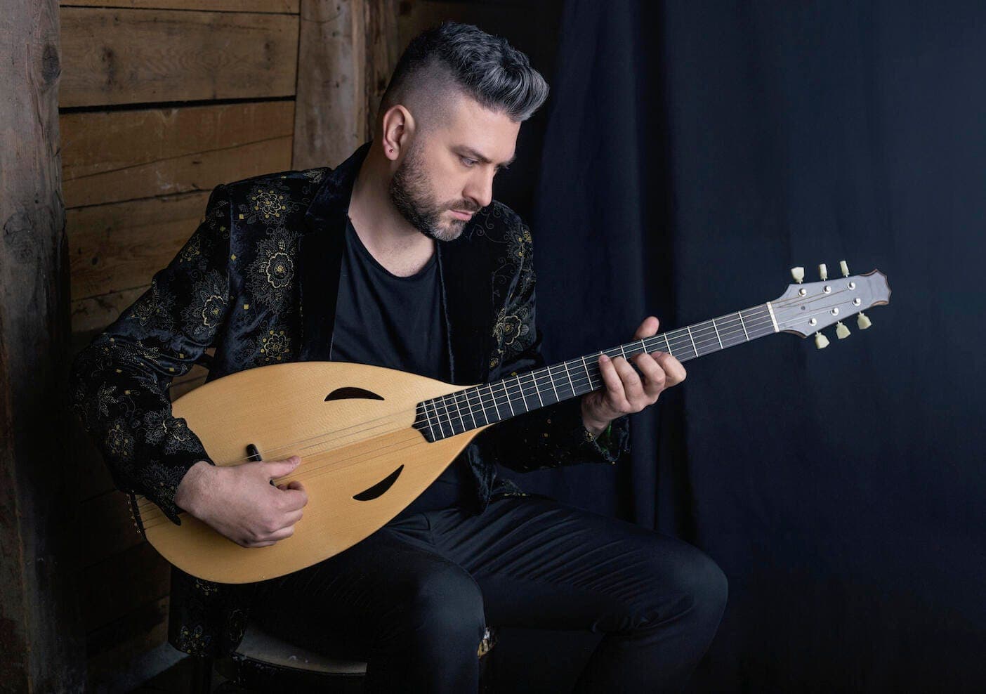 Damir Imamović playing a guitar
