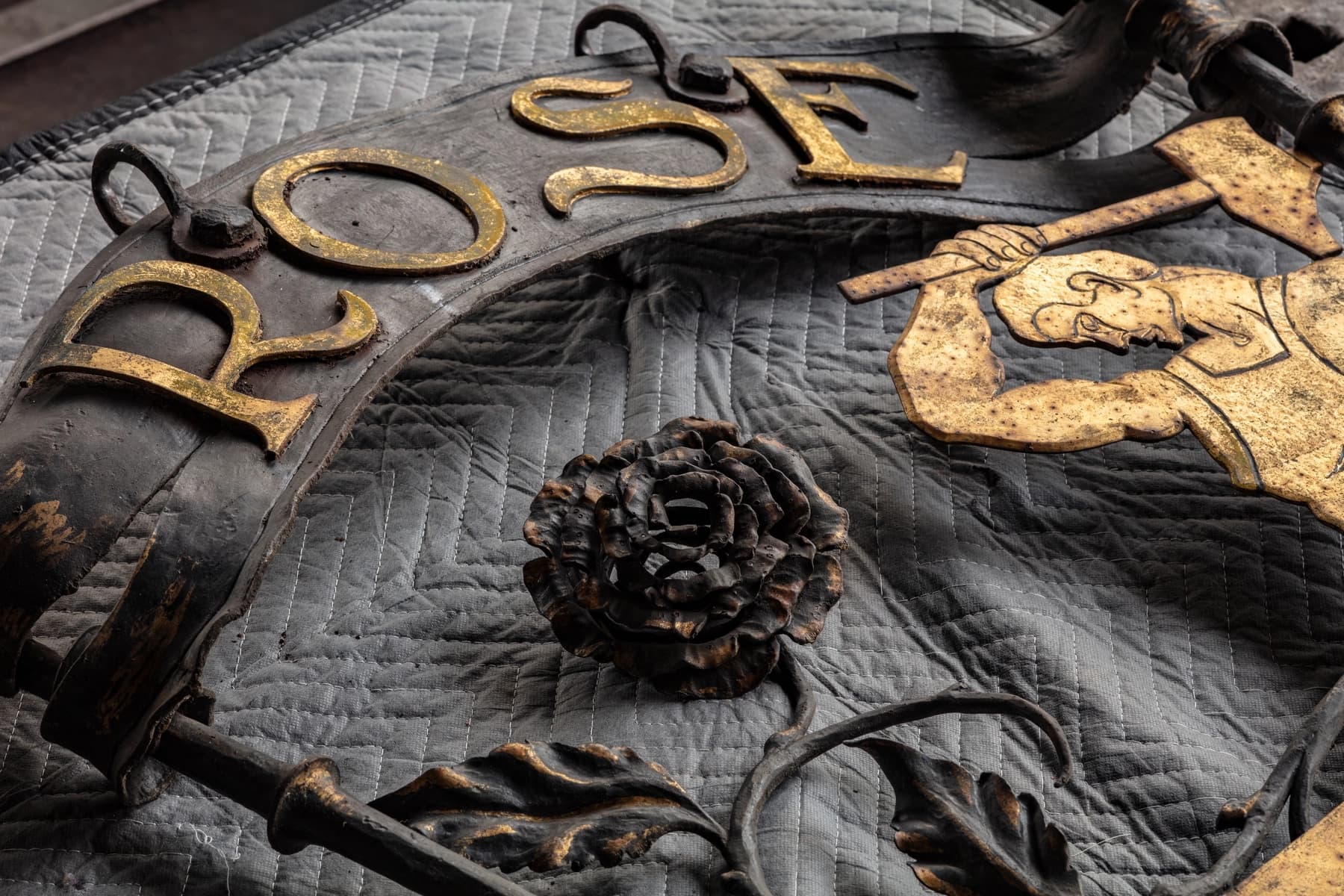 a sculpture of a skull and cross