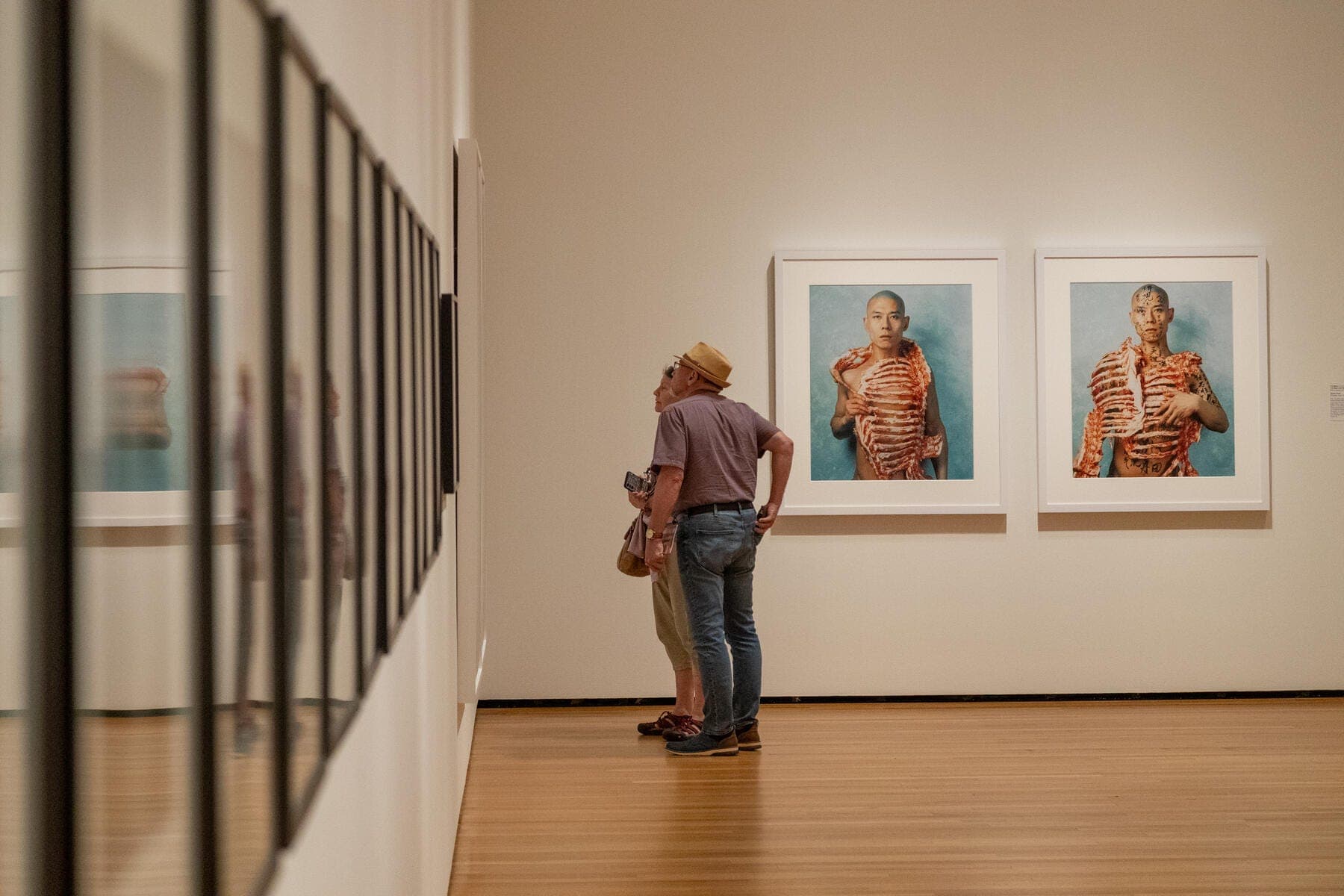 Zhang Huan, Zhang Huan are posing for a picture