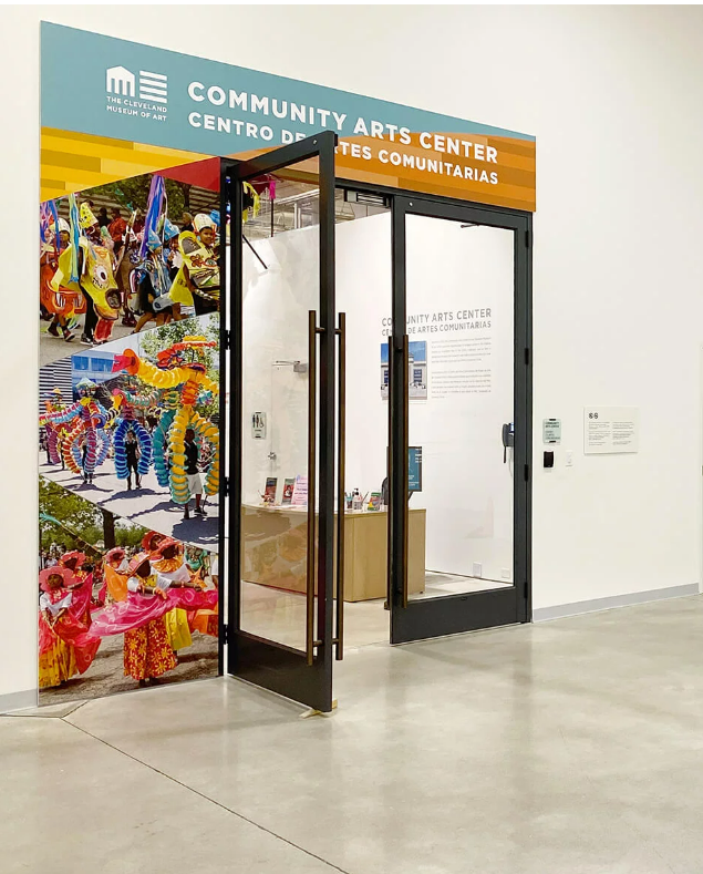 Entrada y letrero del Centro de Artes Comunitarias