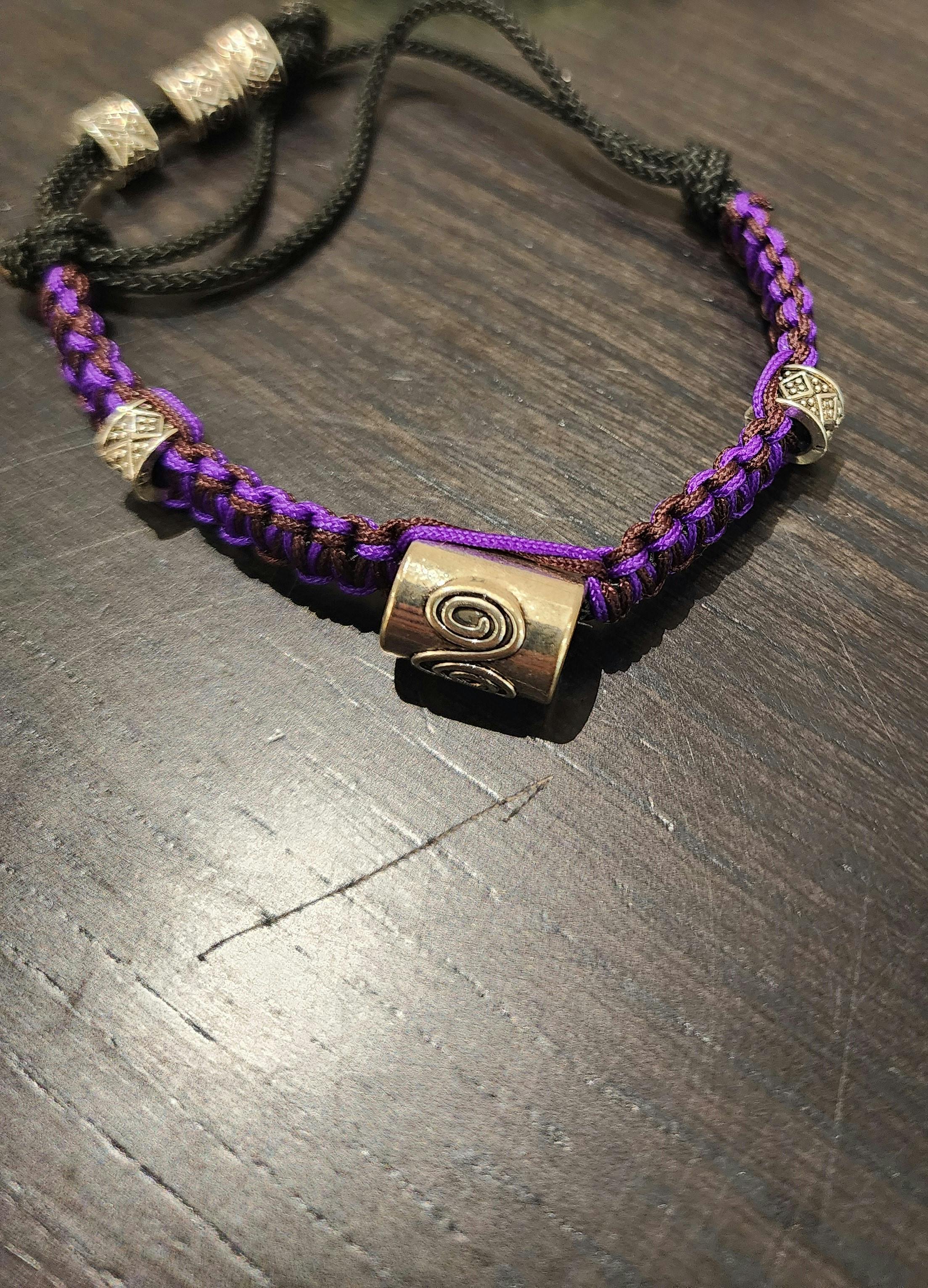 Bracelet made of nylon and paracord with metal beads.