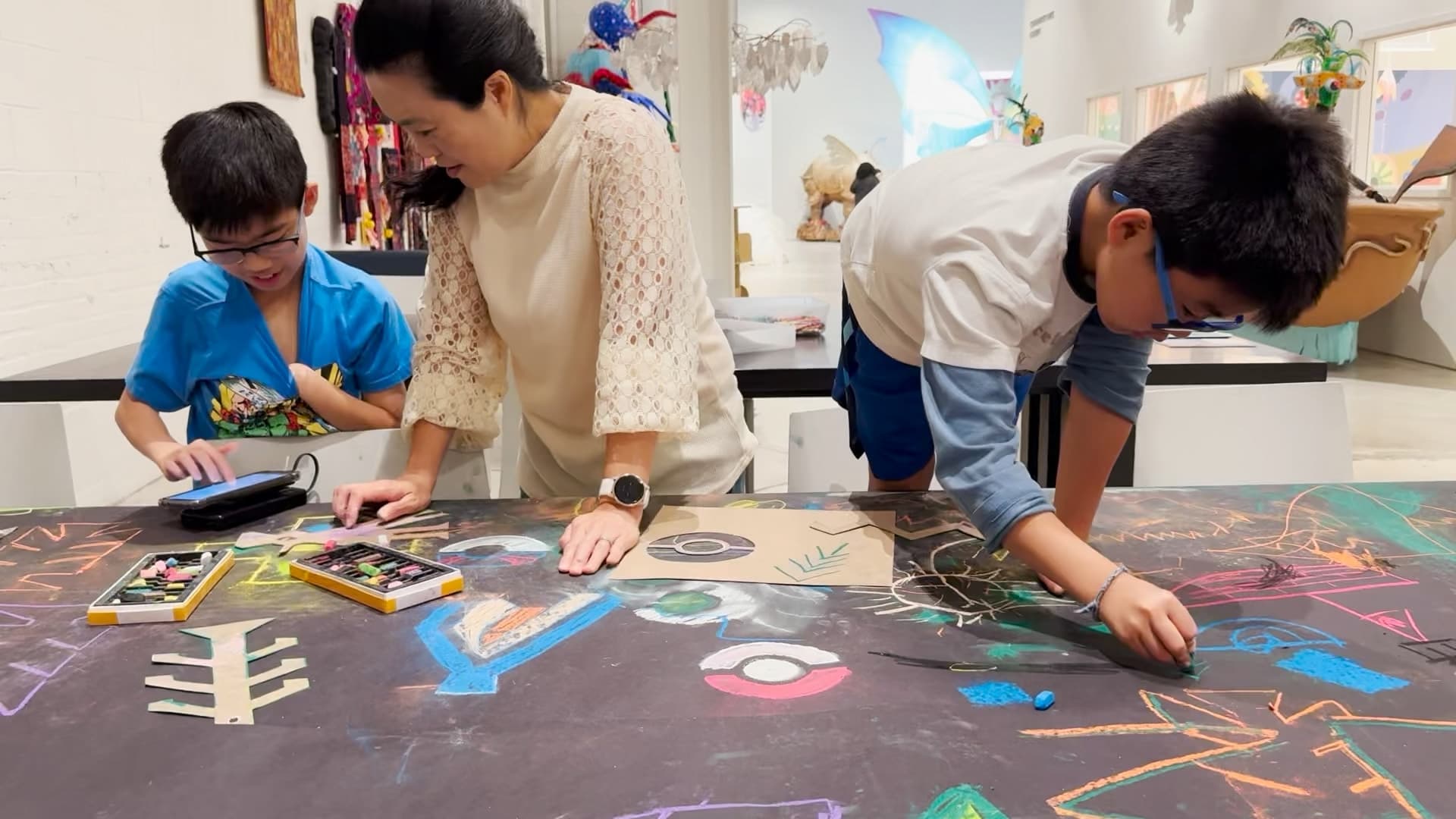 people drawing with Chalk